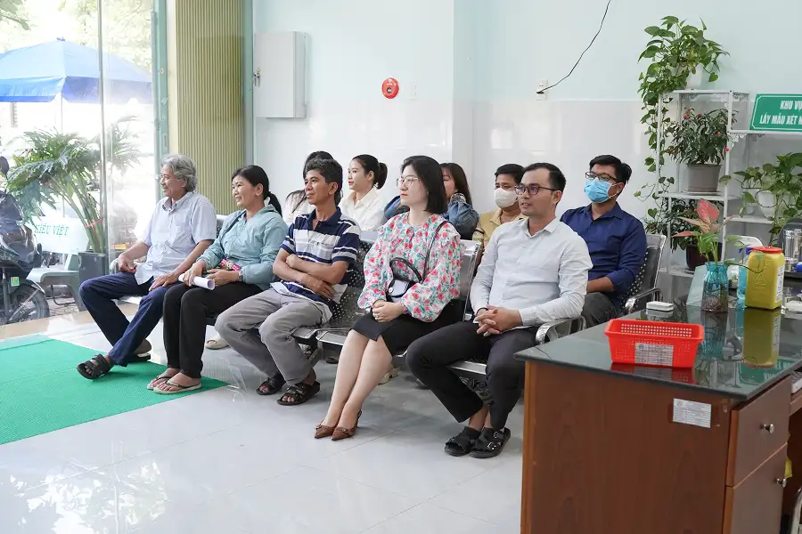 Người cao tuổi được tư vấn xét nghiệm tại HD Medic-LAB