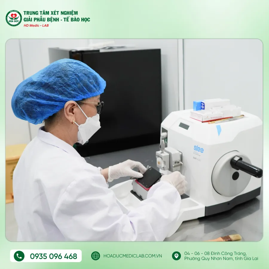 Kỹ thuật viên xử lý mẫu mô bằng máy cắt lát phục vụ xét nghiệm hóa mô miễn dịch tại HD Medic-LAB